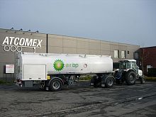 Self-propelled refueller for airport