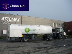 Self-propelled refueller for airport
