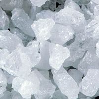 Alumina refractory material for high-temperature applications