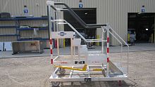 Fueling stepladder for airplane