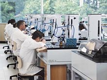 Semi-automatic conveyor system for watchmakingmicrotechnologyRFID technology