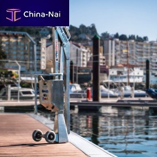 Marina crane foldingboat handling