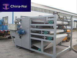 Sludge dewatering dewatering press