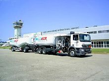 Self-propelled refueller for aircraft