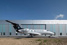 Sliding hangar door for aircraftthermally-insulated
