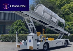 Self-propelled conveyor belt loader for airport