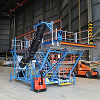Fuselage access platform movablefixed