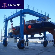 Four-wheel drive travel lift with adjustable crossbeam