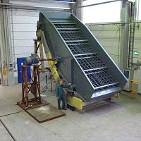 Circular vibrating screener for bulk materialsinclined