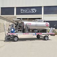 Self-propelled refueler for airport