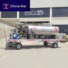 Self-propelled refueler for airport