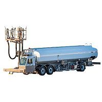 Self-propelled refueler with lift platformfor airport