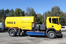 Airport runway de-icing vehicle sprayer