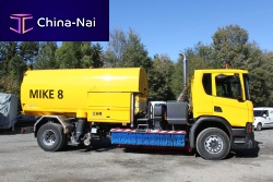 Airport runway de-icing vehicle sprayer