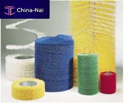 Cylindrical spiral brush for wipingplastic