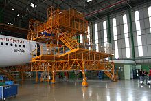 Aircraft nose dock tailmovableadjustable
