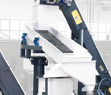 Vibrating screener for wastefor granulates