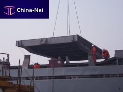 Cargo ship hatch cover lift-on/lift-off