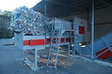Automatic bale opener for plastic recycling
