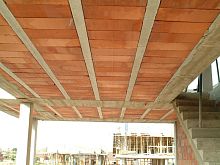 Structural floor with girder-slabs ceramic interjoist