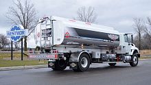 Self-propelled refueler for airport