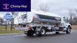 Self-propelled refueler for airport