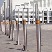 Retractable bollard for airport