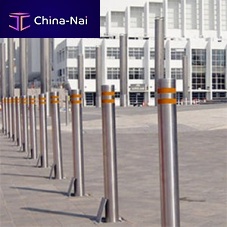 Retractable bollard for airport