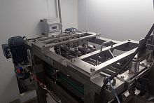 Conveyor depanner