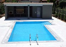 Overflow swimming pool outdoorin-groundconcrete