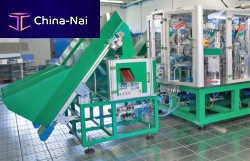Automatic assembly line for hingesfor mounting plates
