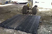 Aircraft anti-bogging mat for helicopter