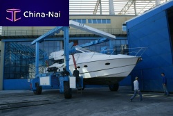 Heavy load travel lift U-shaped