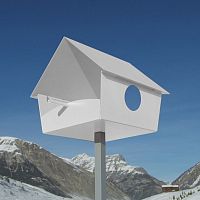 Powder-coated steel birdhouse PIEP SHOW XXLaluminumwith post