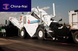 Worm screw feeder 62,500 lbs (28,350 kg) | continuous-motionfor asphalt paversmobile