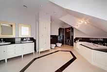 Traditional bathroom lacquered wood