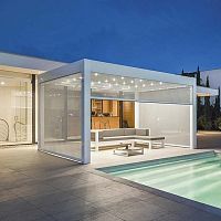 Self-supporting pergola Variawall-mountedthermo-lacquered aluminumwith mobile slats
