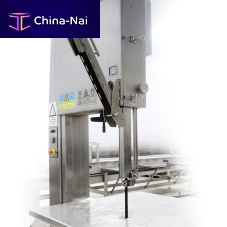 Cutting machine for the food industry