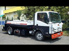Self-propelled lavatory truck for airport