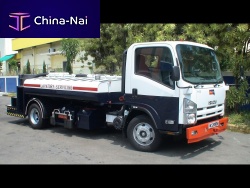 Self-propelled lavatory truck for airport
