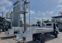 Self-propelled potable water truck with lift platformfor airport