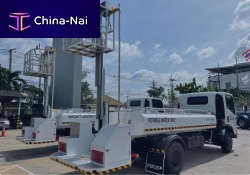 Self-propelled potable water truck with lift platformfor airport