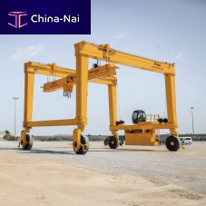 Diesel engine straddle carrier IL85GC-90�for heavy loadsrubber-tired