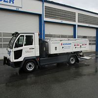 Self-propelled potable water truck WSU with lift platformfor airport