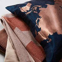 Aircraft cabin blanket