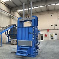 Tire baling press verticalfront-loadingcompact