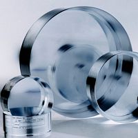 Microplate sieve for pharmaceutical applications