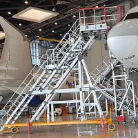 Fuselage access platform movable