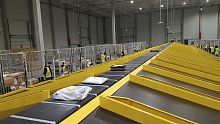 Cross-belt sorter automaticfor packagingfor trays