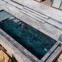 Overflow swimming pool outdoorin-groundconcrete